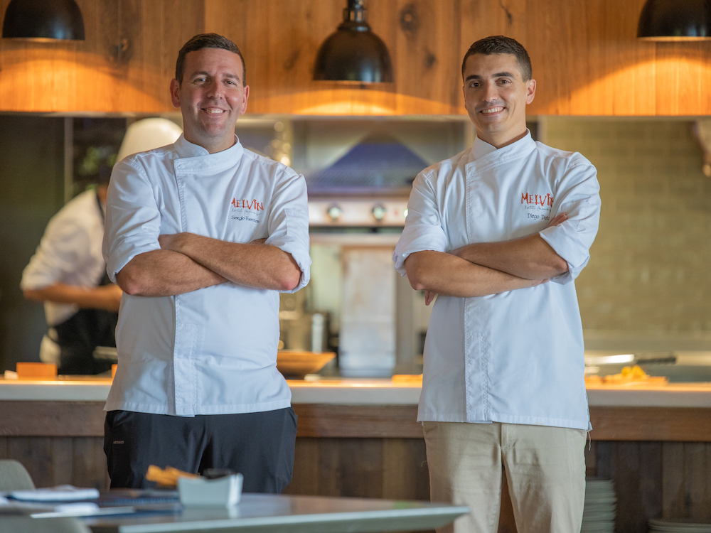 El nuevo chef Melvin, Sergio Fuentes junto a Diego Dato 