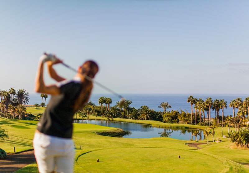 Las clases de golf en la Academia de Golf Abama pueden hacer parte de tus vacaciones.